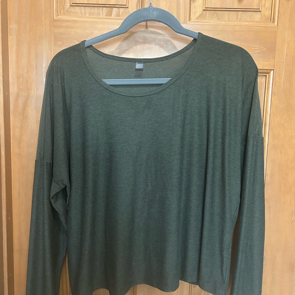 Beyond Yoga featherweight daydreamer. Olive. Large. Excellent condition.